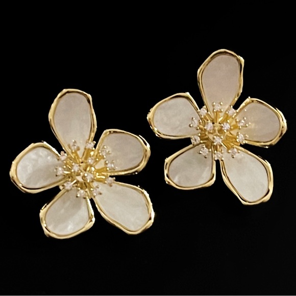 🌸 Elegant White Blossom Stud Earrings - Picture 1 of 3